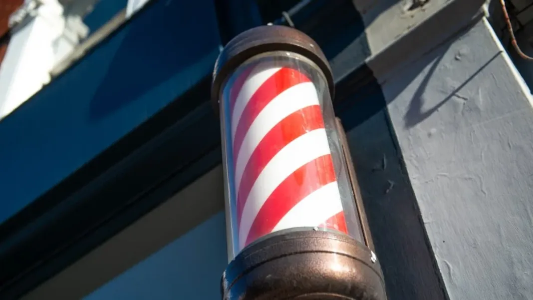 Conoce las reglas del toque de queda para peluquerías y barberías.