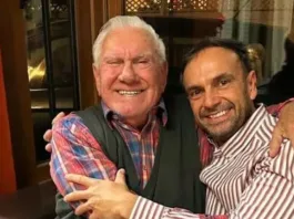 Rodrigo Sepúlveda homenajea a su padre y cuñado con una emotiva sonrisa.