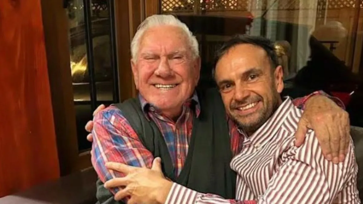 Rodrigo Sepúlveda homenajea a su padre y cuñado con una emotiva sonrisa.