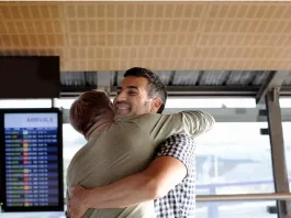 Aeropuerto de Nueva Zelanda impone límite de 3 minutos para despedidas.