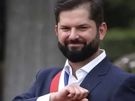 Boric desafía a defensores de Pinochet en un nuevo 5 de octubre en Chile.