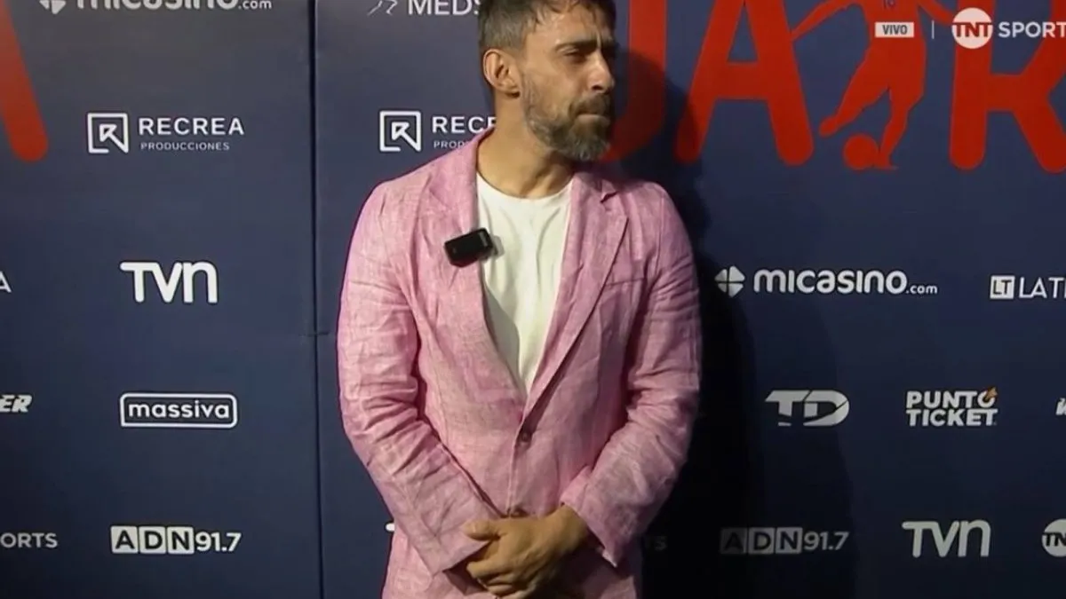 Jorge Valdivia deslumbró en la fiesta con su llamativo traje rosado.