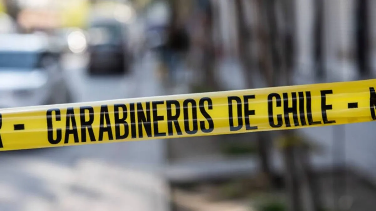 Mujer fallece tras caer de un edificio en Santiago; presentaba heridas de arma blanca.