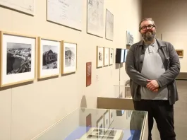 Cuech en la exposición "Por la línea corre el tren" en La Moneda.