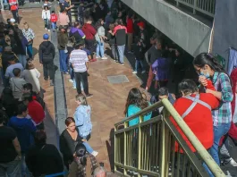 Sufragantes enfrentan largas filas y altas temperaturas en los locales de votación.