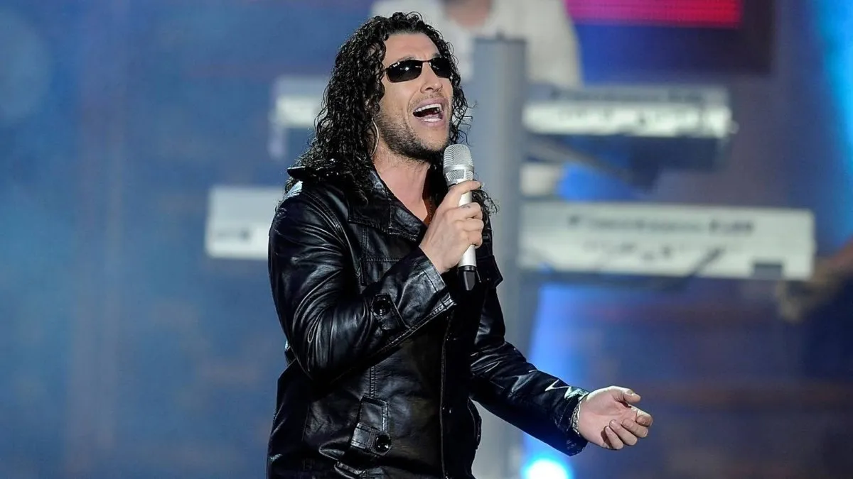 Leo Rey sorprende al revelar su bajo salario como vocalista en La Noche.