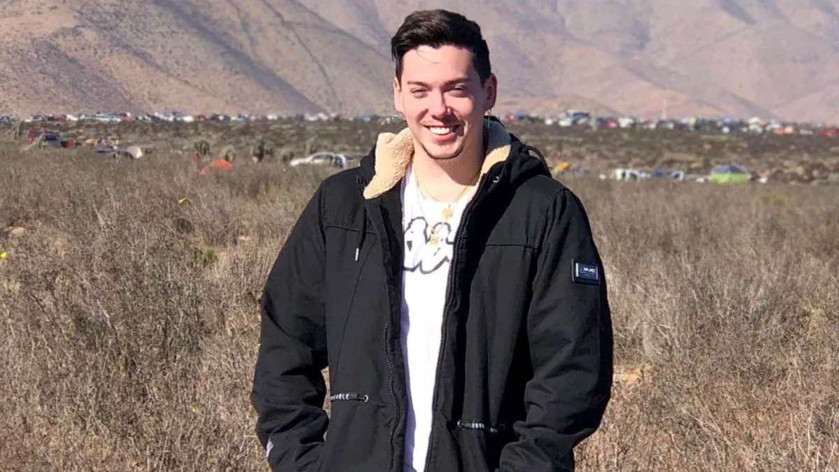 Hernán 'Nano' Calderón celebra otra meta cumplida con su nueva lujosa adquisición.