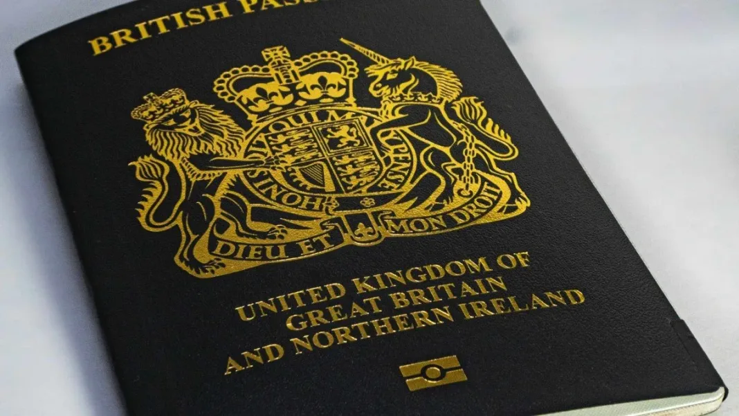 Un niño británico enfrenta problemas para obtener su pasaporte por su nombre inspirado en Marvel y Star Wars.