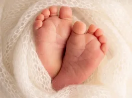 Una madre denuncia la imposibilidad de inscribir a su hija tras dar a luz en un mall.