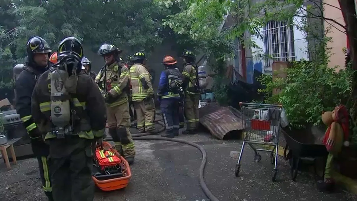Incendio en Barrio Franklin: 100 bomberos combaten las llamas que afectan viviendas. Incendio en Barrio Franklin: 100 bomberos combaten las llamas que afectan viviendas.