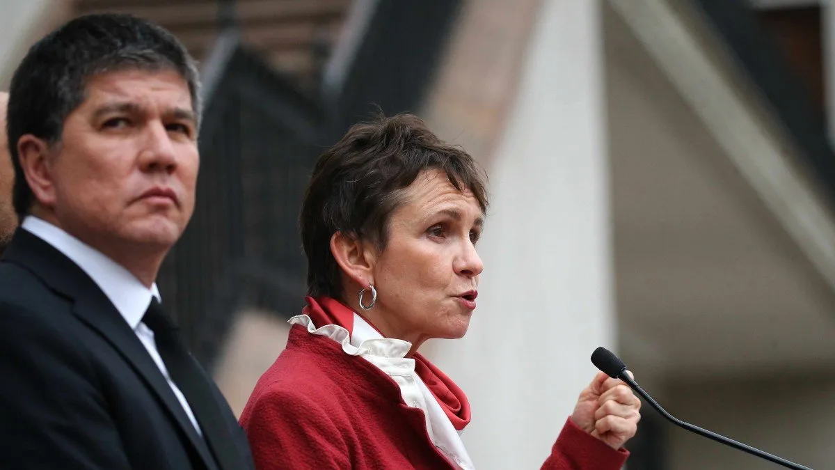 Monsalve y Tohá se reúnen en el ex Congreso para discutir la Ley de Inteligencia.