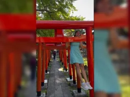 Controversia en redes: influencer chileno entrena en un santuario japonés.
