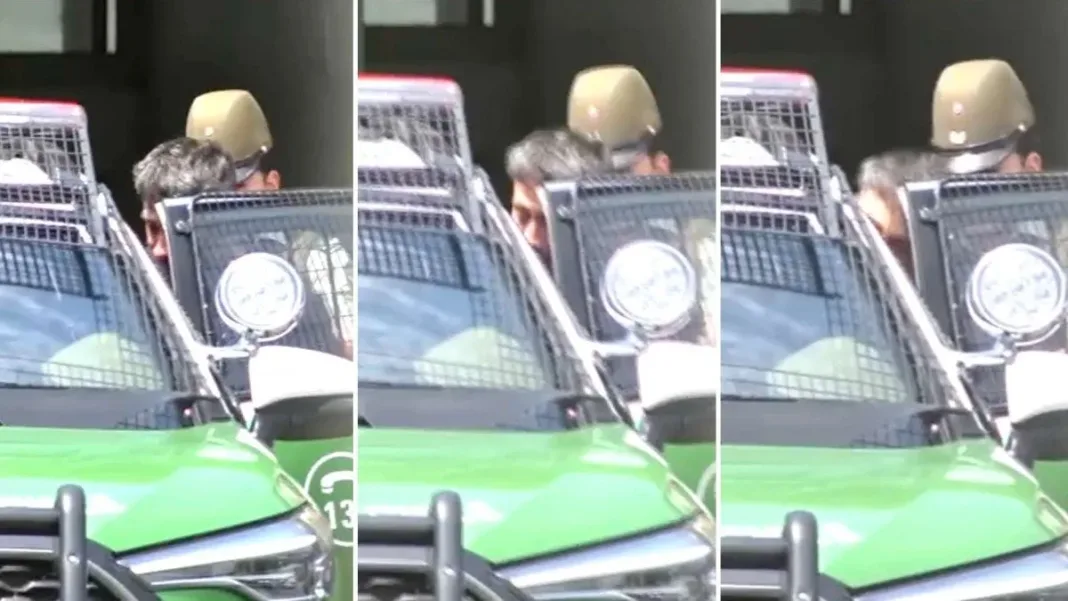 Jorge Valdivia es trasladado al Centro de Justicia tras su salida de la comisaría.