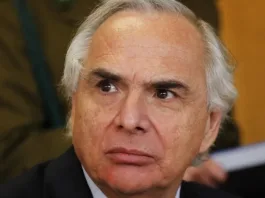 Andrés Chadwick niega haber intervenido en el Caso Penta tras revelaciones de chats.