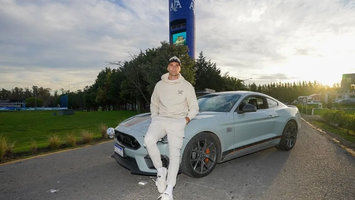 Descubre el precio del lujoso auto del Dibu Martínez