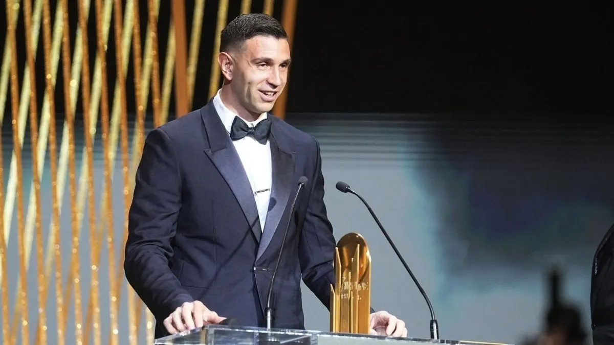 Dibu Martínez reacciona con humor ante los abucheos en la gala del Balón de Oro.