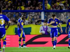 Boca Juniors lucha por el empate ante un sólido Riestra en un intenso partido.