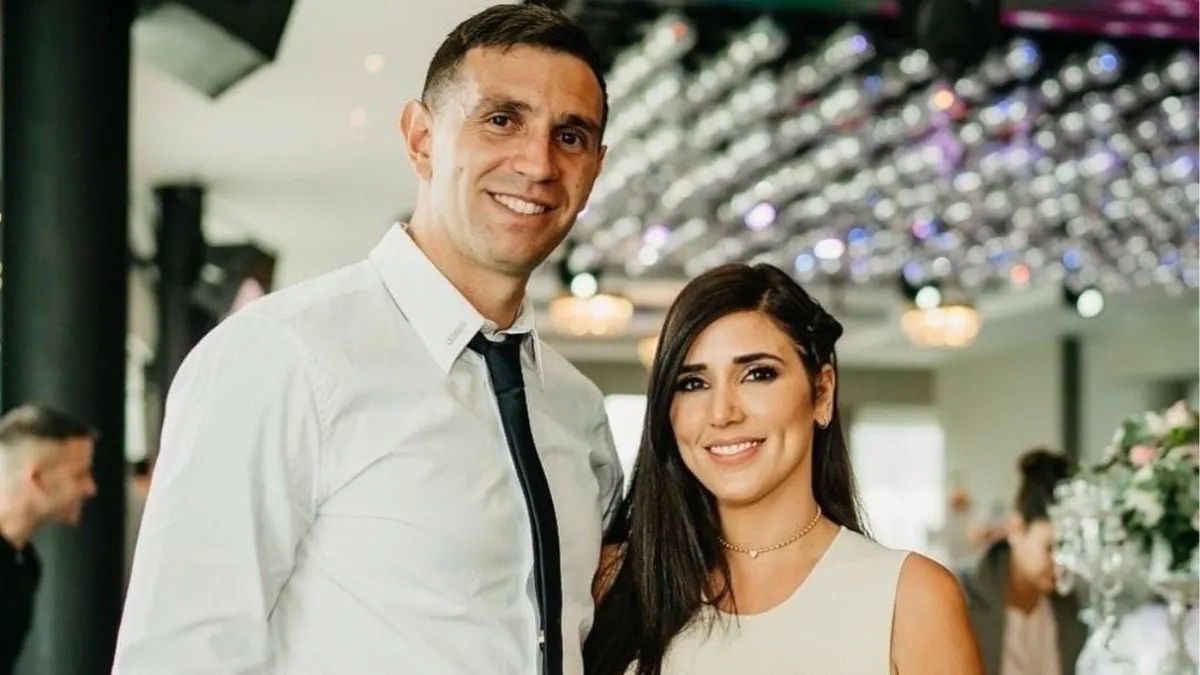 Dibu Martínez y su esposa