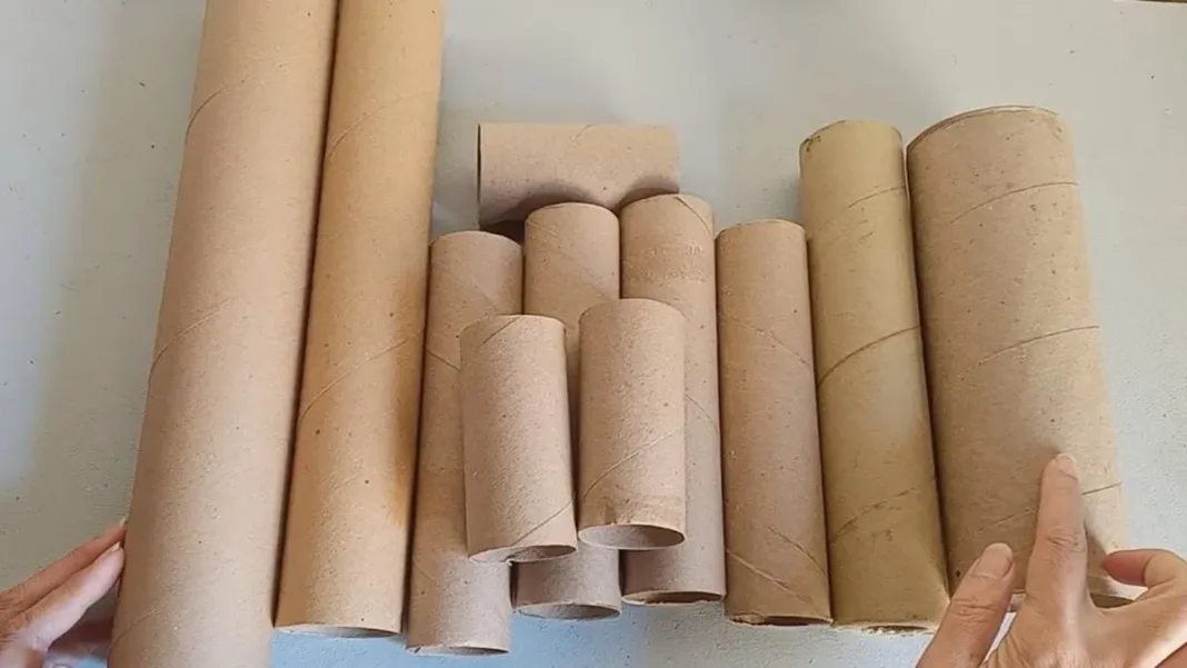 Transforma tubos de cartón y palitos en una hermosa pantalla para tu lámpara. ¡Fácil y rápido!