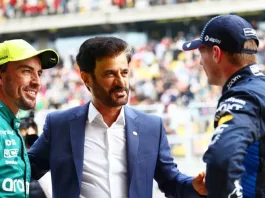 Fernando Alonso advierte a Verstappen sobre la sanción de la FIA en la pista.