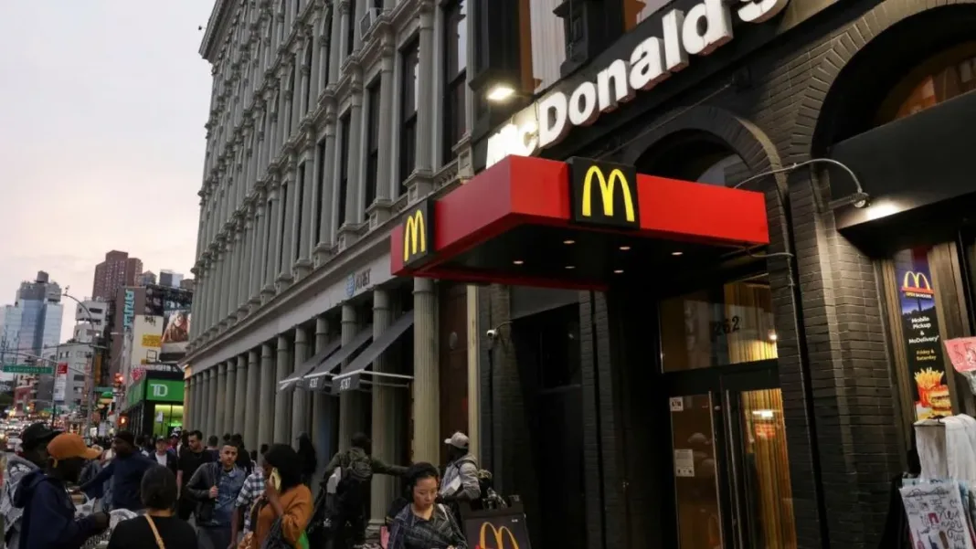 McDonald's enfrenta crisis en EE. UU. por reportes de intoxicaciones alimentarias.