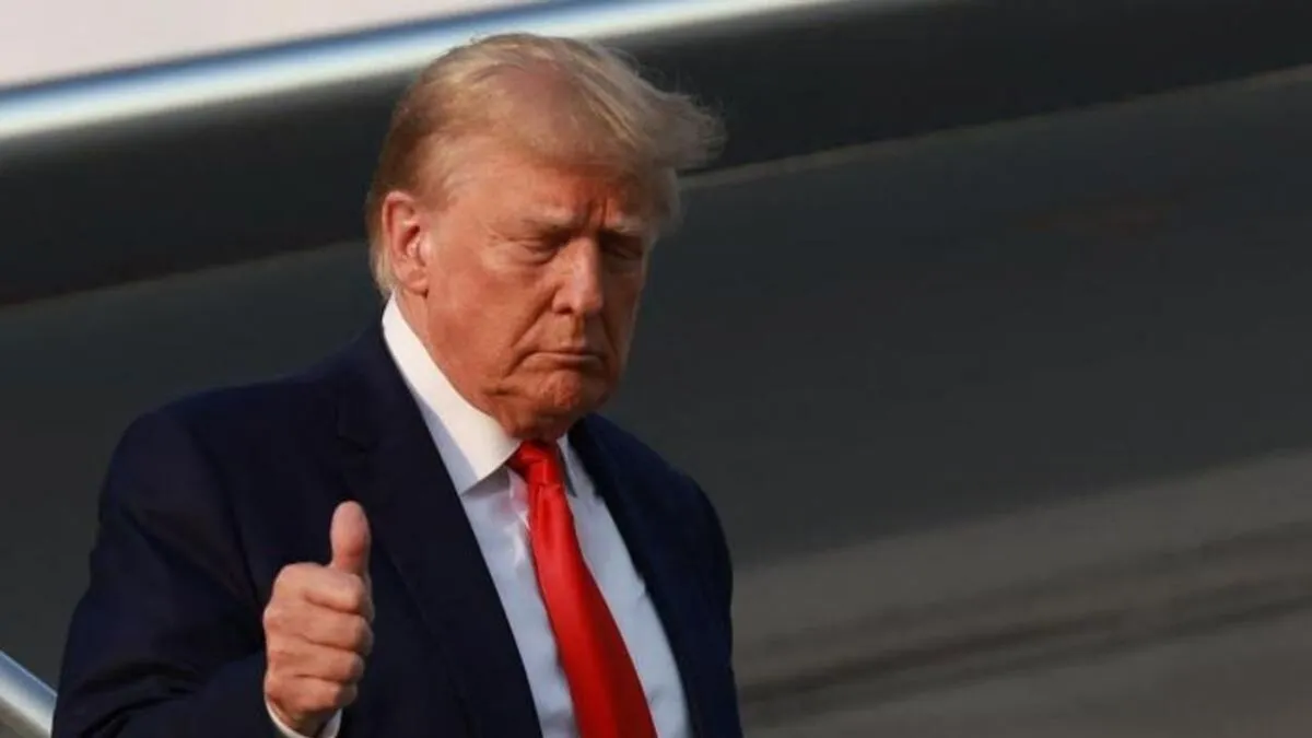 Donald Trump y un seguidor latino: un encuentro cargado de tensión y emociones.