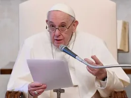 El Papa Francisco alerta sobre los peligros de la IA en el periodismo actual.