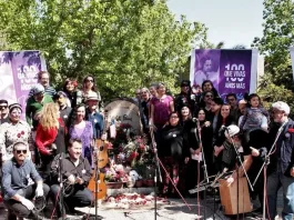 Homenaje a Violeta Parra en su natalicio: cantores rinden tributo en el Cementerio General.