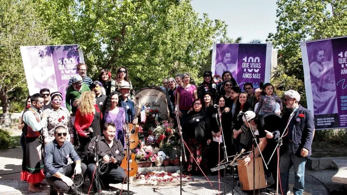 Homenaje a Violeta Parra en su natalicio: cantores rinden tributo en el Cementerio General.