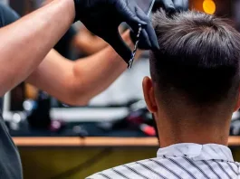 Sernac investiga cadenas de peluquerías por reclamos de propinas indebidas.