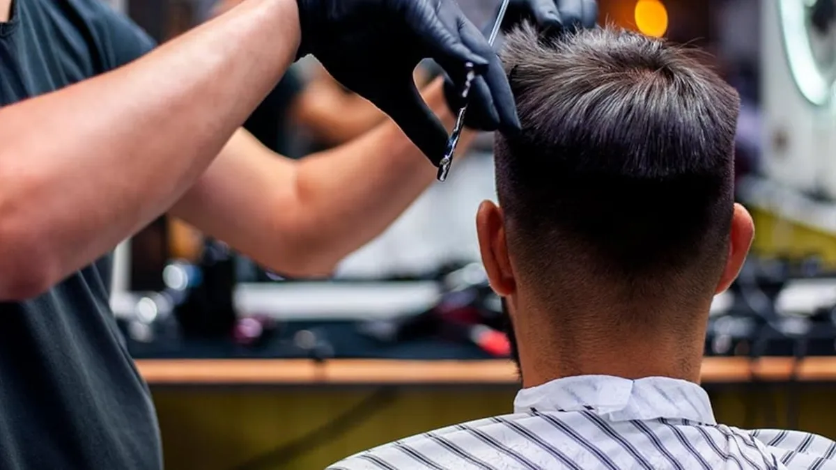 Sernac investiga cadenas de peluquerías por reclamos de propinas indebidas.