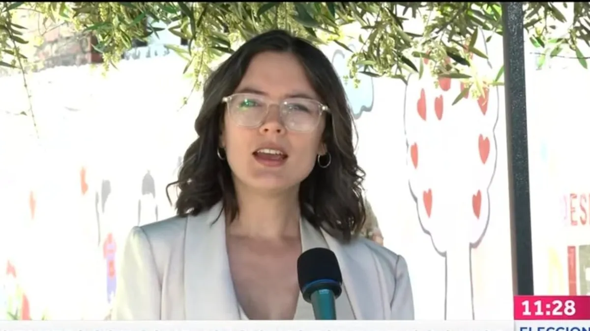 Camila Vallejo minimiza pedido de Matthei sobre cambio de gabinete y evita nuevos detalles. Camila Vallejo minimiza pedido de Matthei sobre cambio de gabinete y evita nuevos detalles.