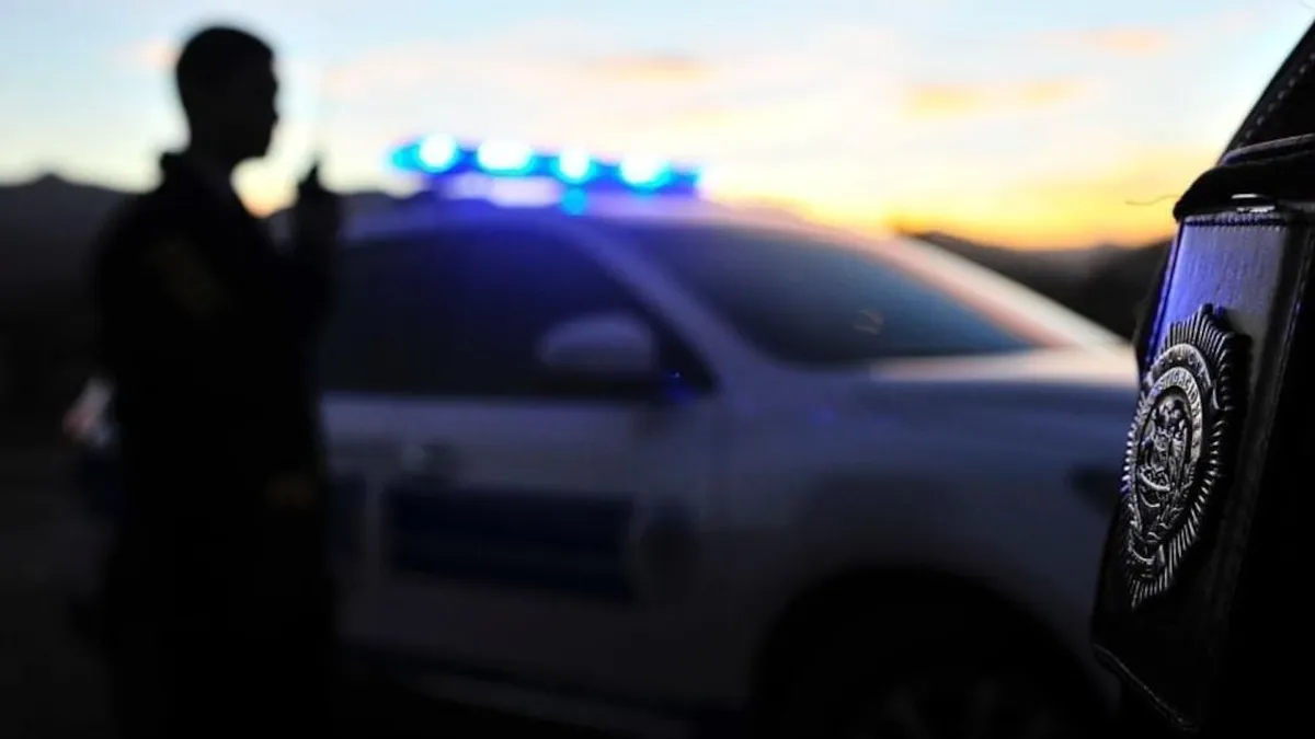 Mujer hallada sin vida en calle Carmen podría haber sido arrojada desde un edificio. Mujer hallada sin vida en calle Carmen podría haber sido arrojada desde un edificio.