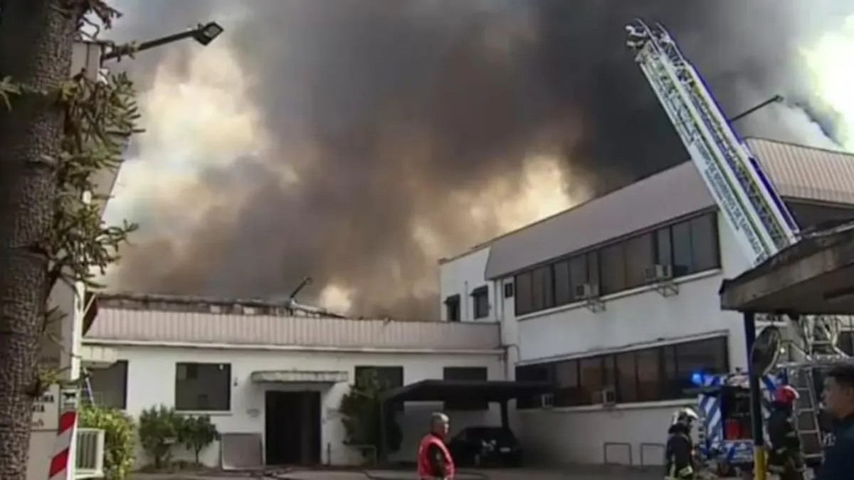 Gigantesco incendio en bodega textil de Independencia Gigantesco incendio en bodega textil de Independencia
