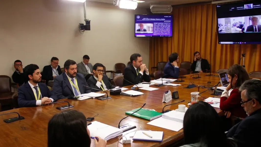 La Comisión revisora aprueba la acusación constitucional contra Vivanco y Muñoz.