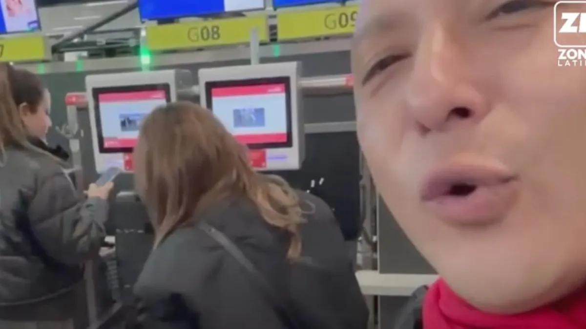 Sergio Rojas capta un divertido chascarro de su compañera en el aeropuerto. Sergio Rojas capta un divertido chascarro de su compañera en el aeropuerto.