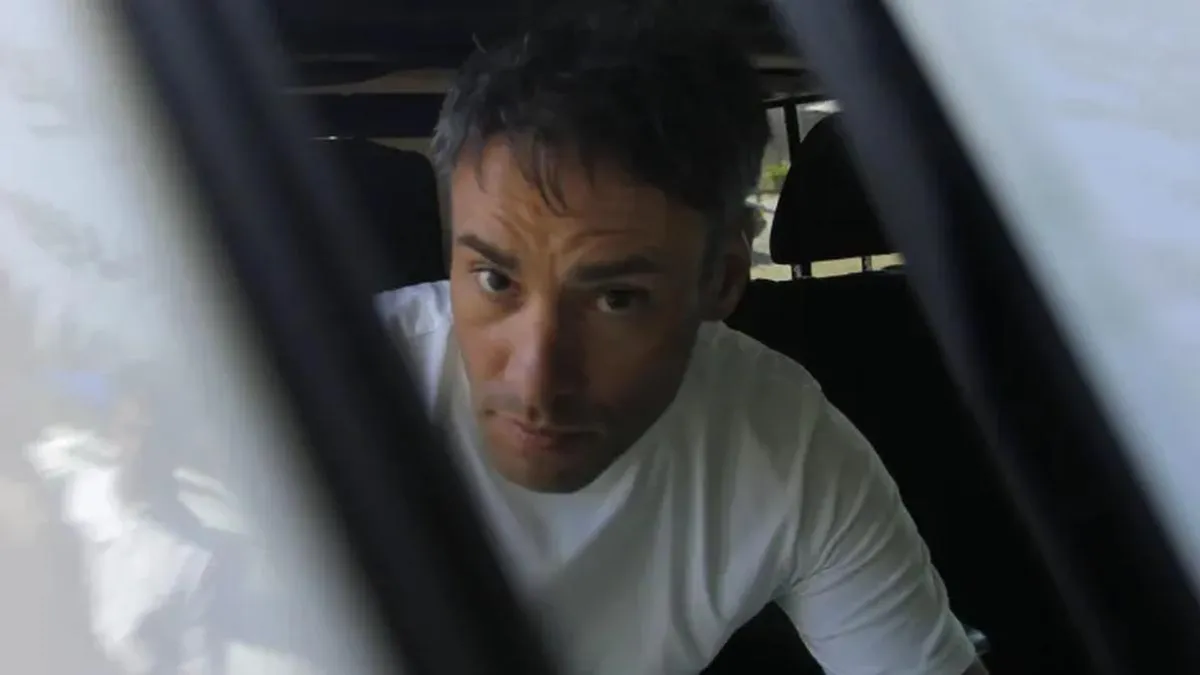 Claudio Valdivia llora al reencontrarse con su hermano en prisión por primera vez.