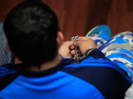 Hombre detenido en Punta Arenas tras agredir a mujer y atacar a su defensor con un hacha.