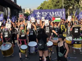 Miles de mujeres marchan en Santiago contra la violencia de género