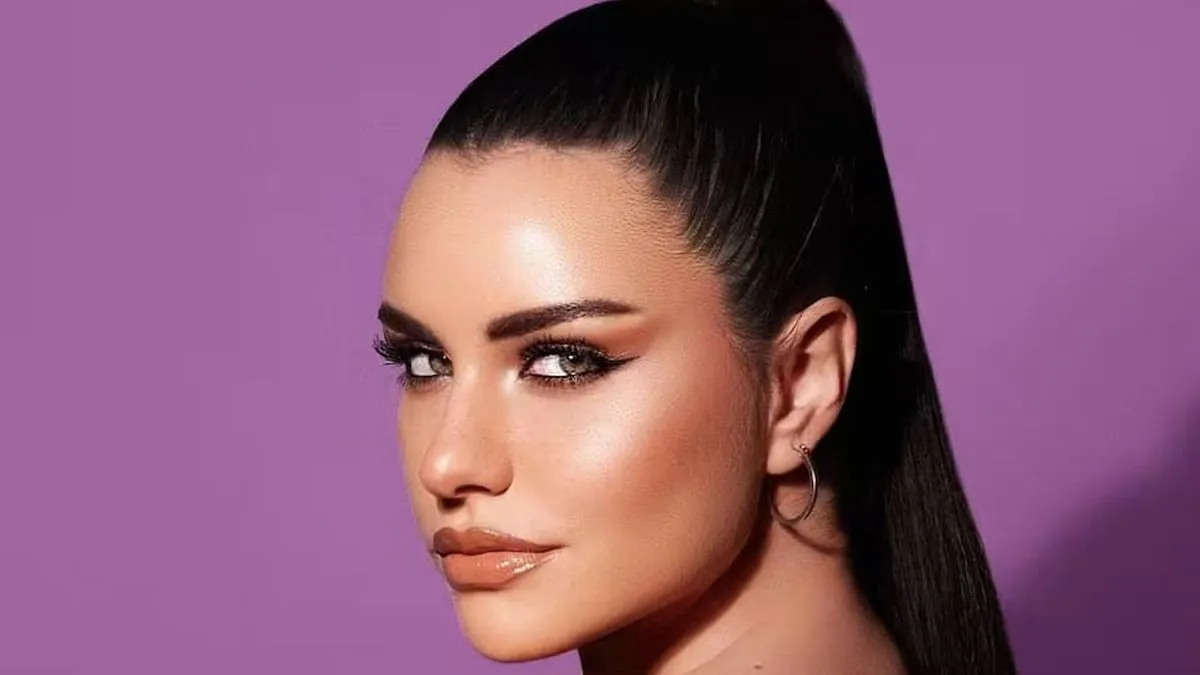 Emilia Dides coquetea con famoso actor de Resident Evil Emilia Dides coquetea con famoso actor de Resident Evil