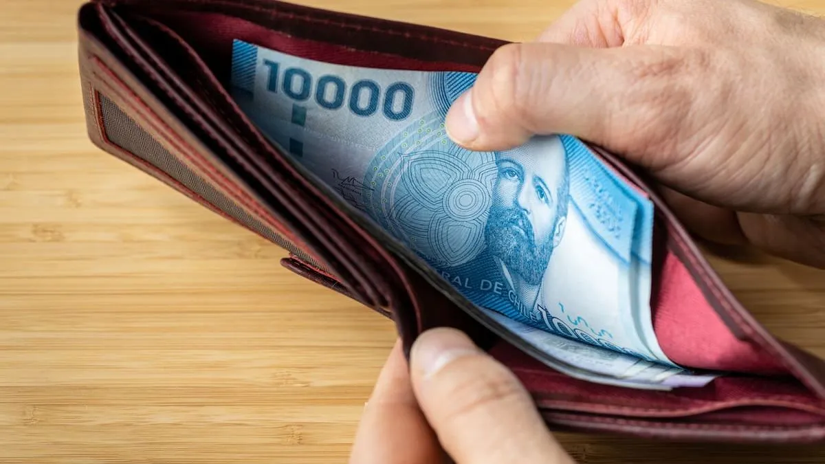 Chilenos recibirán $27 mil antes de fin de año: conoce los requisitos aquí.