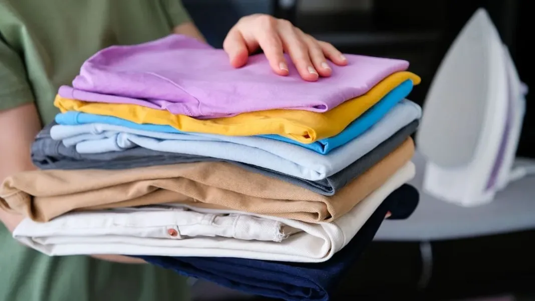 Descubre cómo eliminar manchas de cloro y salvar tus prendas de color.