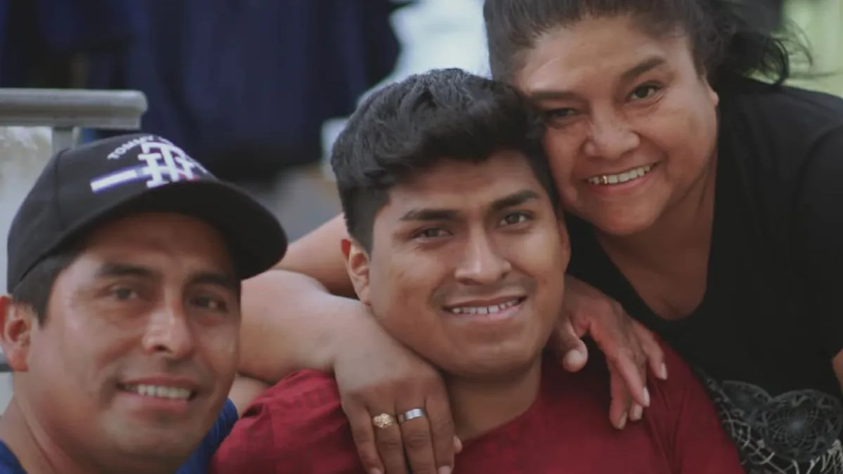 Un joven boliviano celebra su nacionalización en un emotivo momento en la Teletón.
