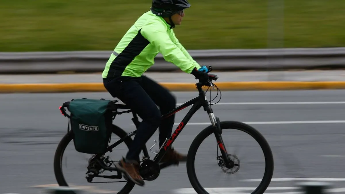Ciclistas en Chile enfrentan multas de hasta $200 mil por infracciones comunes.