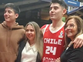 Nacho Varela celebra la victoria de Chile sobre Venezuela en básquetbol.