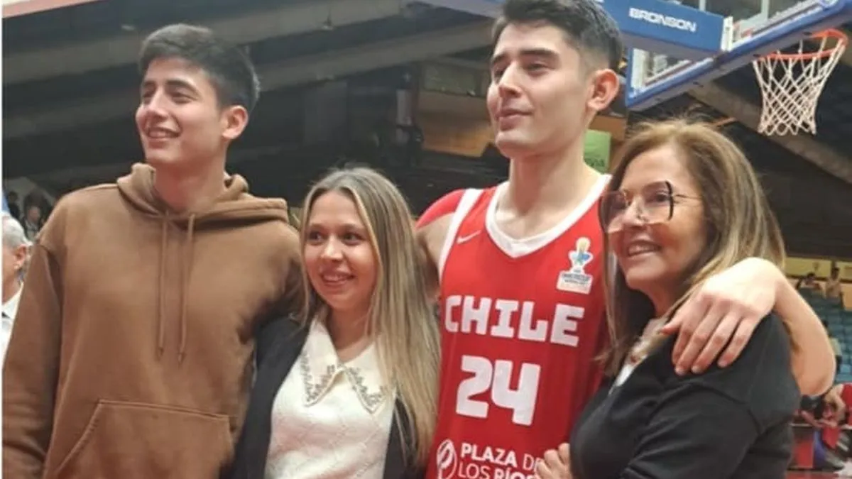 Nacho Varela celebra la victoria de Chile sobre Venezuela en básquetbol.
