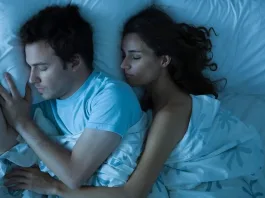 Descubre lo que dice la ciencia sobre dormir solo o acompañado.