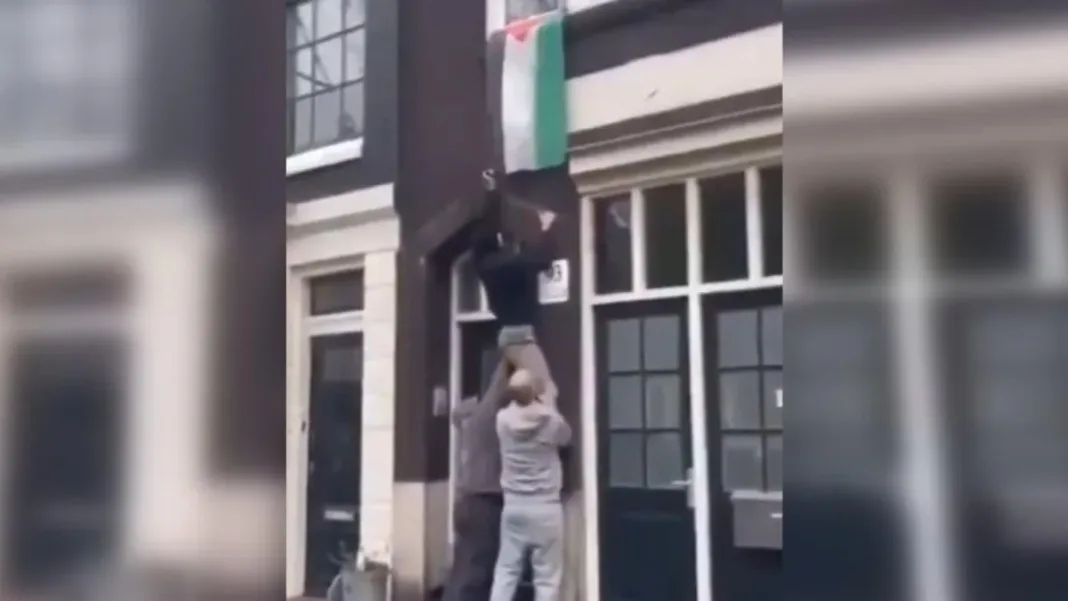 Hinchas israelíes atacan a taxista y destruyen bandera palestina en Ámsterdam.