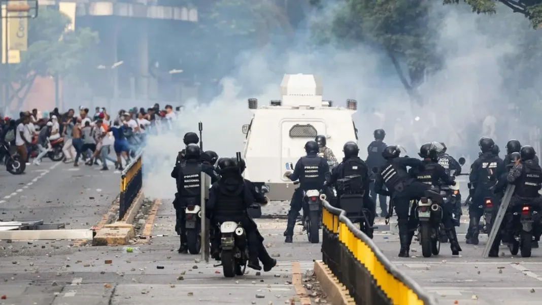 ONG de Venezuela reportan liberaciones de presos políticos tras el fraude electoral.