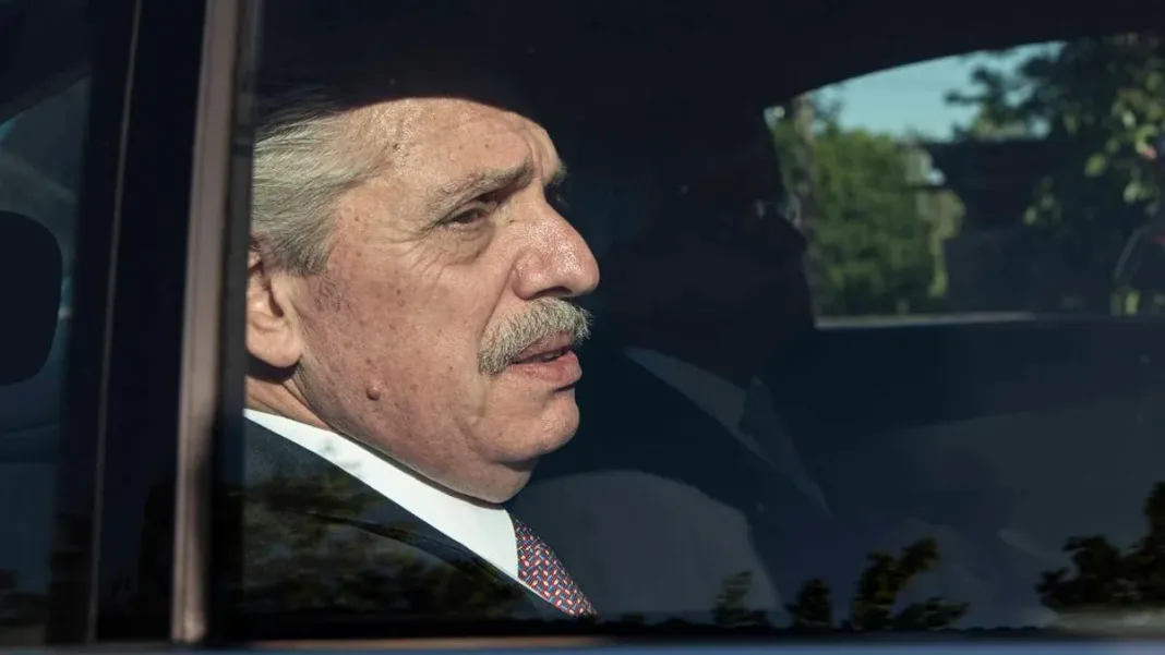 El expresidente Fernández enfrenta acusaciones de mensajes perturbadores a Yáñez. El expresidente Fernández enfrenta acusaciones de mensajes perturbadores a Yáñez.